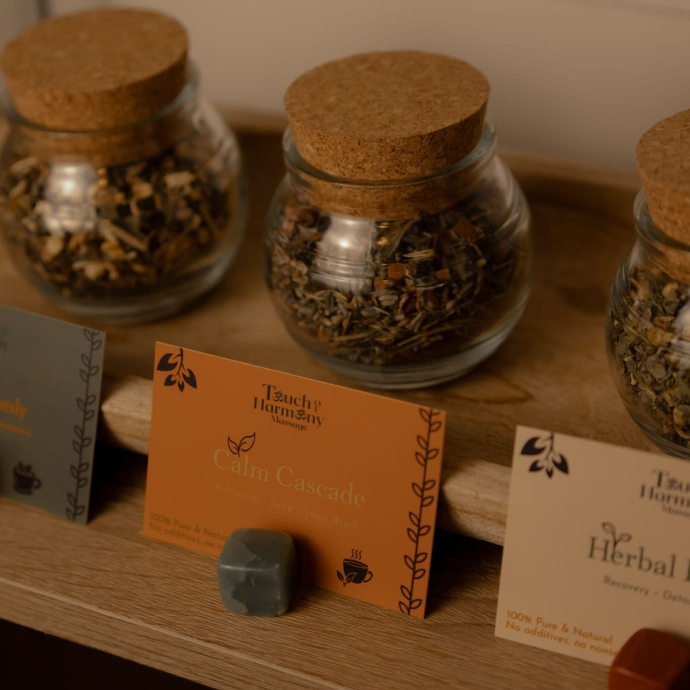 Plank met weckpotten vol kruiden en kaartjes; ontspannende kruidenthee in salon